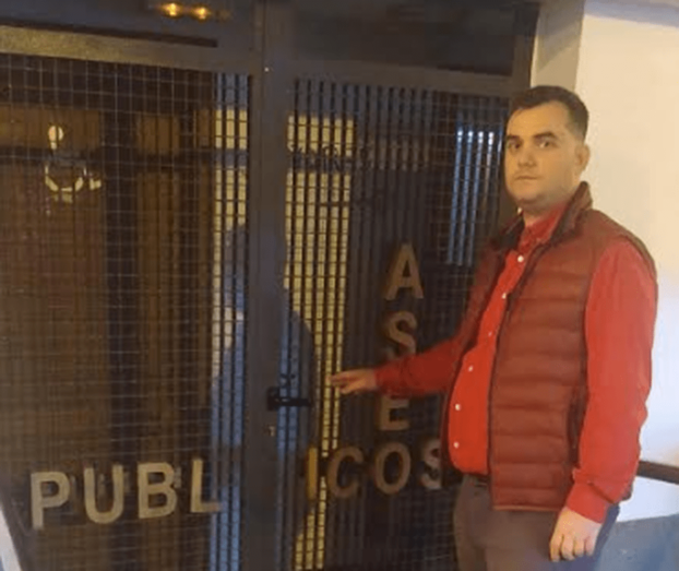 Aridani Alonso, junto a los baños públicos de San Gregorio (Foto TA)